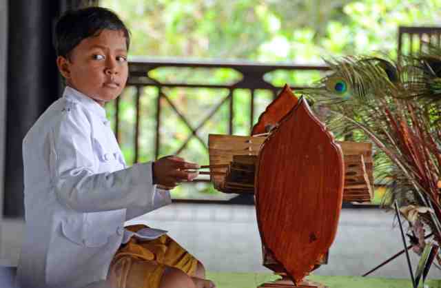 Angkor Wat Boy Glockenspiel ASA_3759