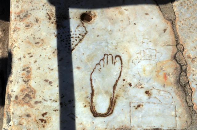 This is a sign indicating the direction to a brothel